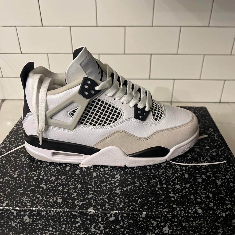 Men’s Jordan Retro 4 Military Black Size 6.